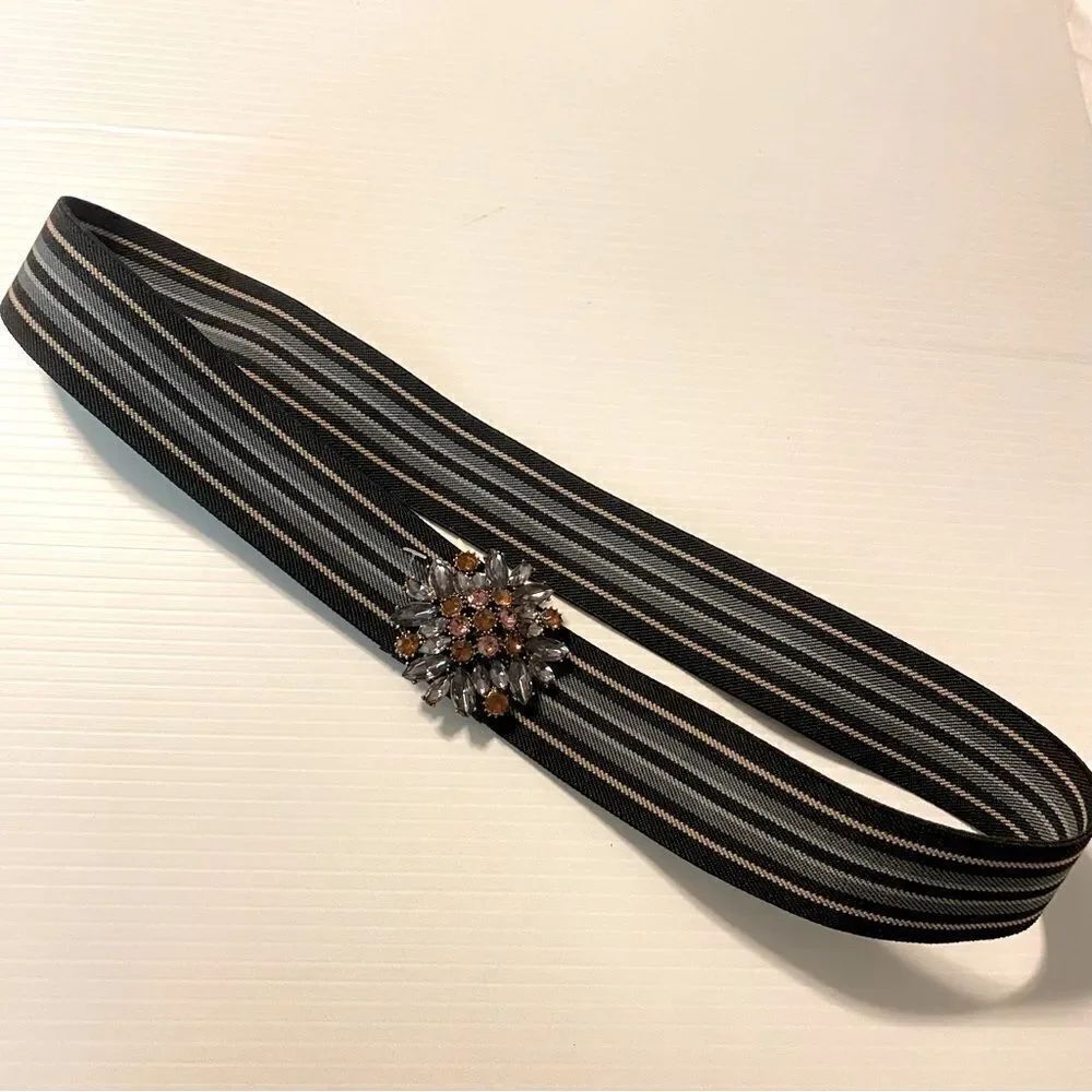 Loft vintage look stretchy belt rhinestone brooch snap closure black gray M/L